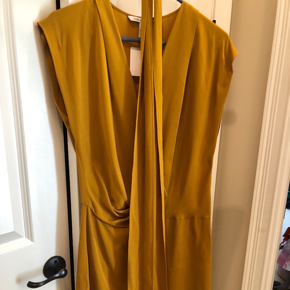 Size 4, silk Yellow gold color Diane von Furstenberg dress with belt